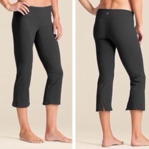 Athleta Ananda Capri Leggings in Asphalt